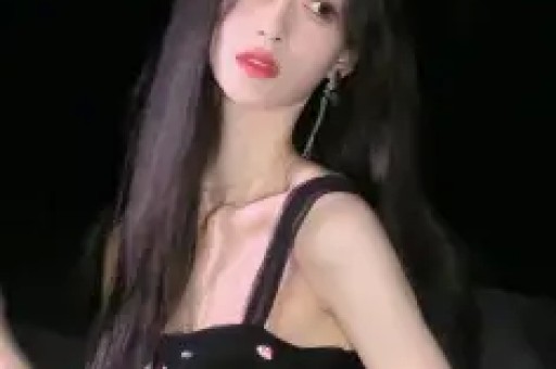 加拿大前总理儿子拍性感大片秀腹肌！硬蹭准继母水果姐热度网友：呃……