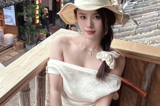 两人在洪天明婚礼上一见钟情。恋情曝光后贾晓晨被骂小三她没退缩樊少皇也公开承诺会对前女友两个孩子负责